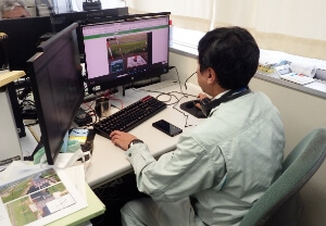 工事契約の履行に必要な資料(指示・協議等)を作成している様子