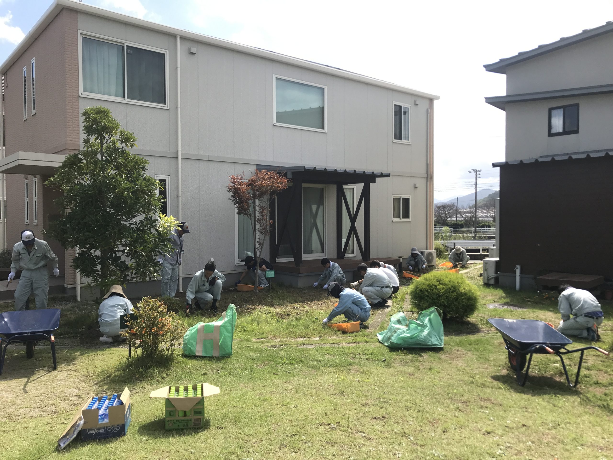 「子どもの村福岡」にて草取りボランティア活動を行いました